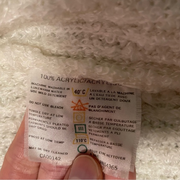 Alia White Sweater with Front Pockets - Picture 6 of 7